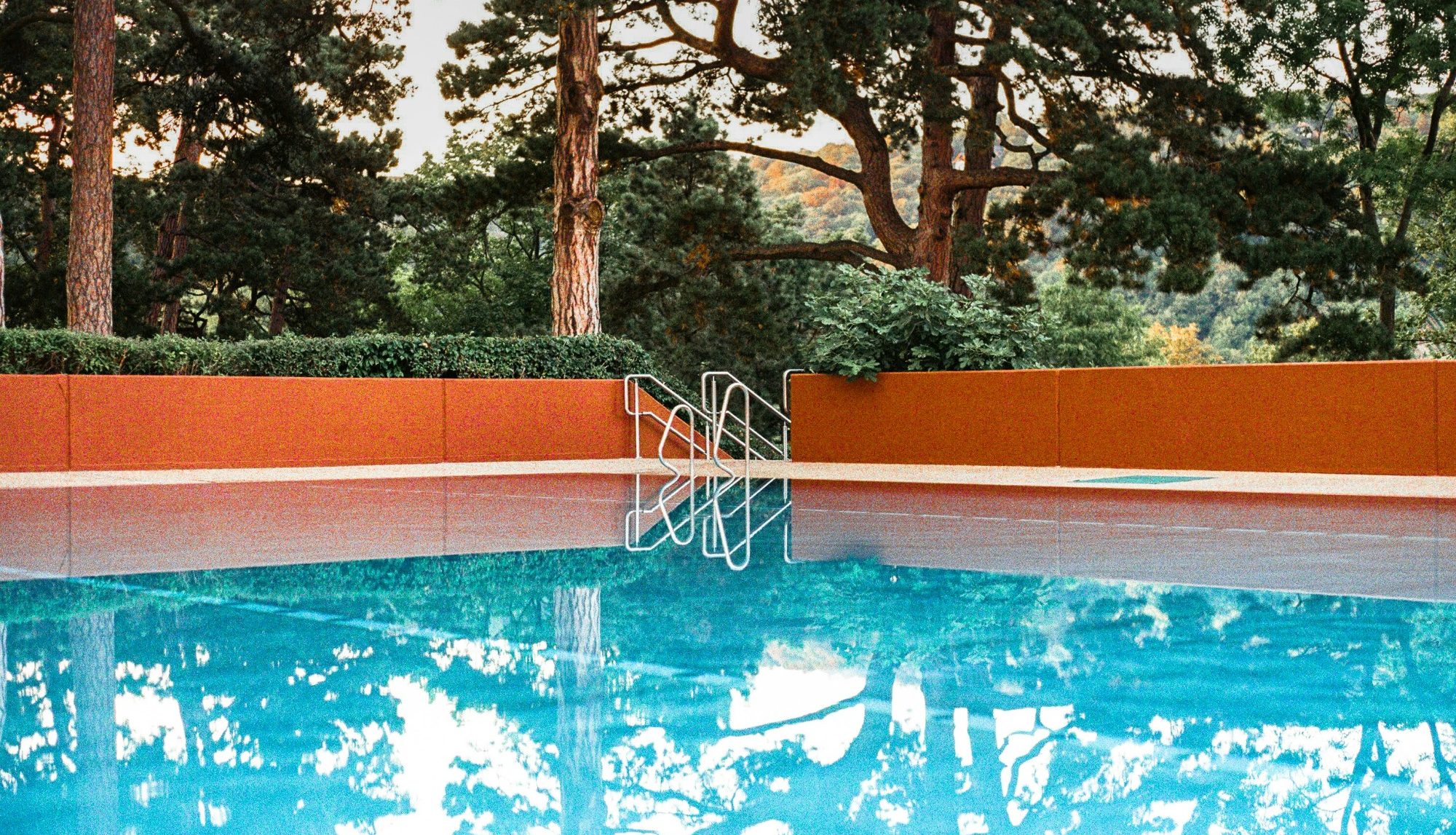 Waldbad in Gisingen by Klapper, Helmut - 1973 - Vorarlberg State Library, Austria - CC BY. Freibad im Wald mit schwimmenden Menschen